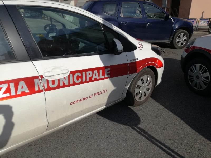 Fabbrica “fantasma” a Prato: lavoratori irregolari e due tonnellate di rifiuti tessili