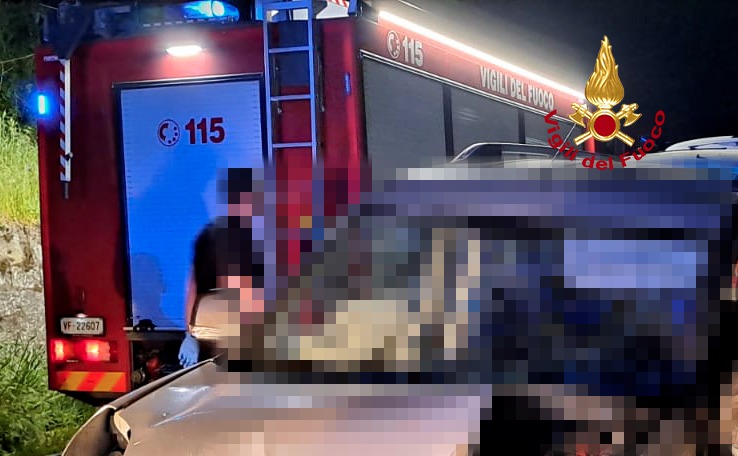 Famiglia bloccata in auto dopo un incidente