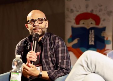 Famiglia, imperfezioni e sentimenti: una folla a Leggenda per Luca Trapanese