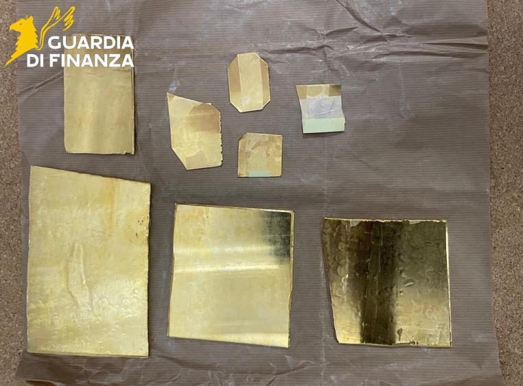Fermati con 2,5 chili d'oro in auto: quattro denunciati per ricettazione e commercio illegale di metalli preziosi