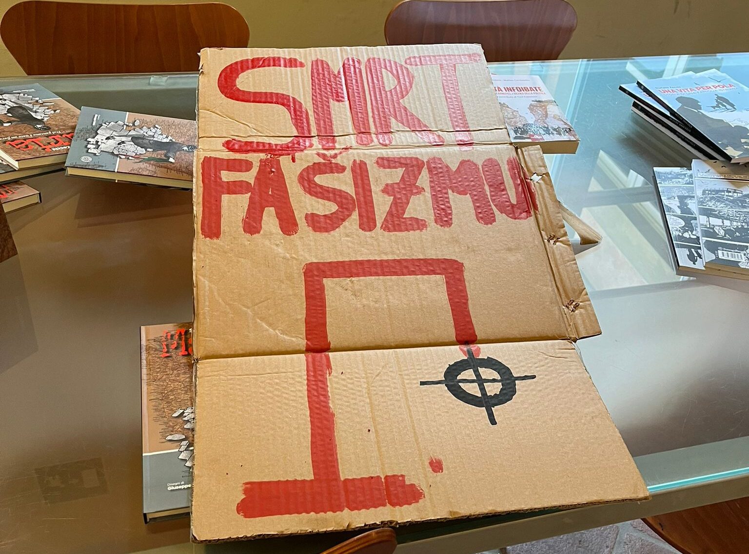 Foibe, il sindaco di Lucca: "Vandalizzato lo Scaffale della Memoria"