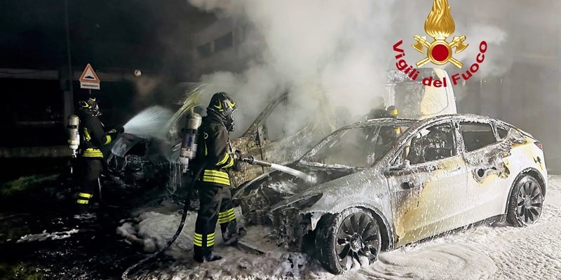 Furgoni Distrutti e un'Auto Elettrica