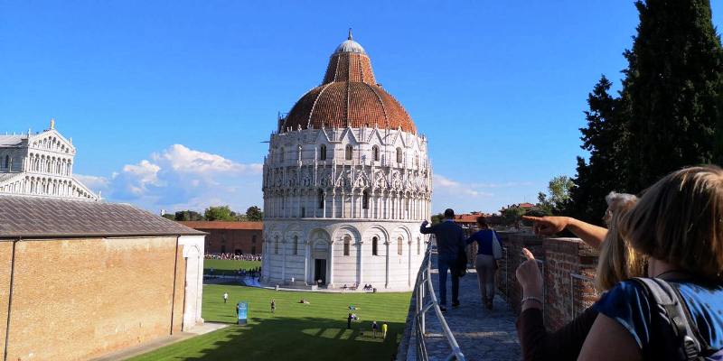 Giro d’Italia a Pisa: le Mura si colorano di rosa con danza e musica