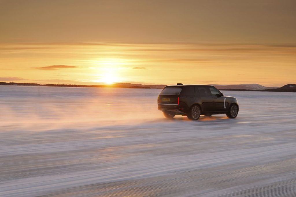 I prototipi elettrici della Range Rover superano con successo i test invernali.