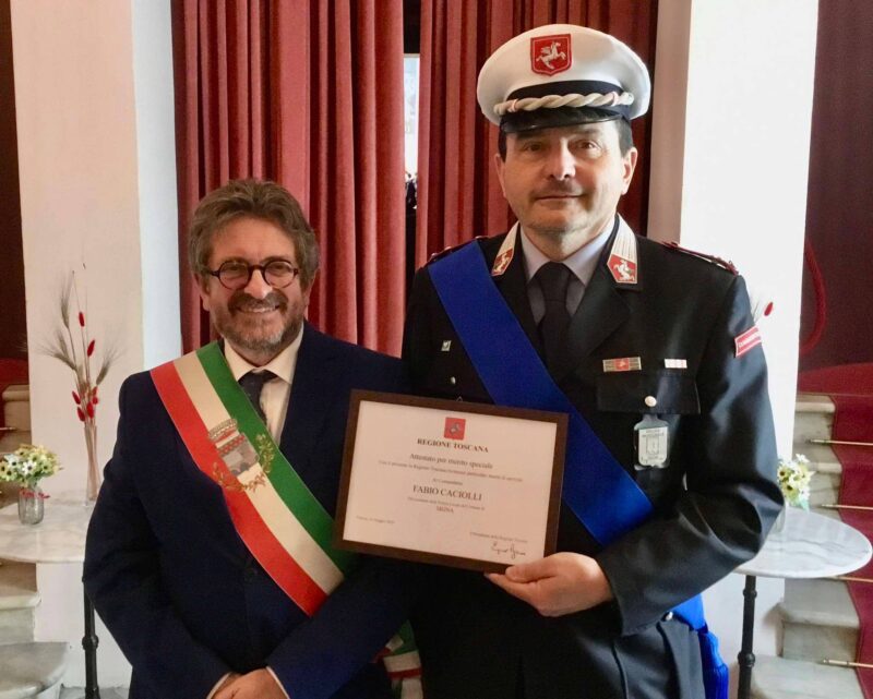 Il comandante Fabio Caciolli di Signa riceve un premio alla Festa della Polizia Locale