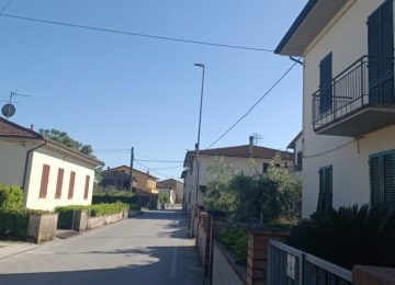 Il "mistero" del lampione spento in via Ontraino 8 a Roffia