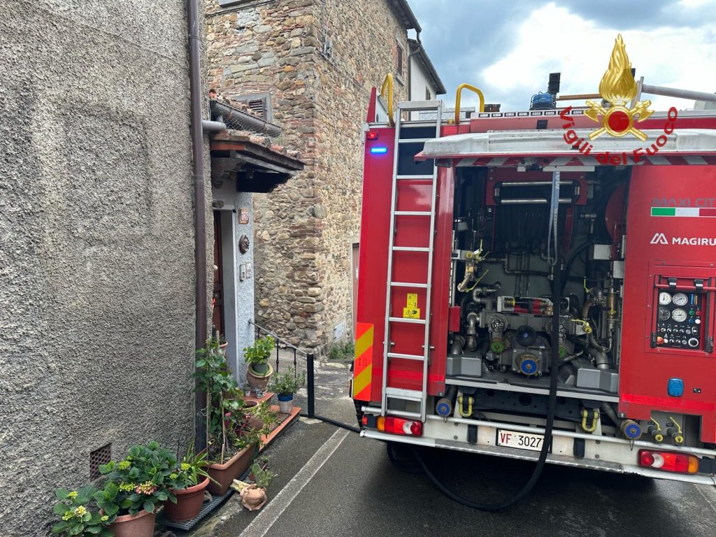Incendio in garage ad Arezzo: morto un 81enne