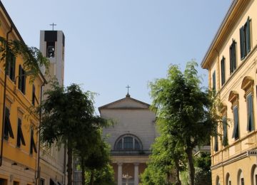 Interruzione dell'acqua a Pontedera: autobotti davanti al Duomo