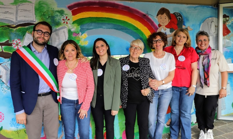La scuola primaria Rovini di Empoli si anima: inaugurato il murale nel "Giardino dei Saperi"