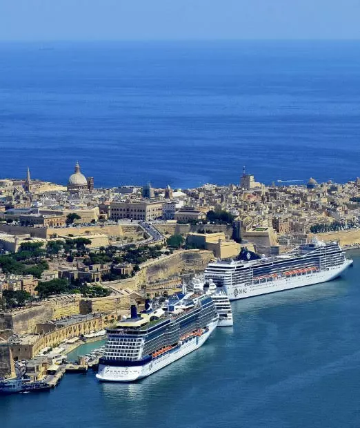 Le navi che navigano nel Mar Mediterraneo devono adottare carburanti più ecologici.