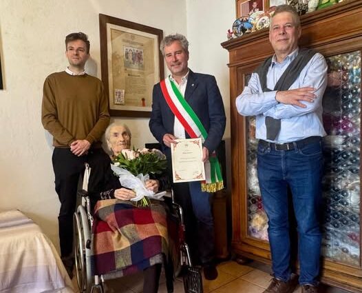 [Lucca] Nonna Giuliana festeggia 104 anni: celebrazione con il sindaco a Lucca