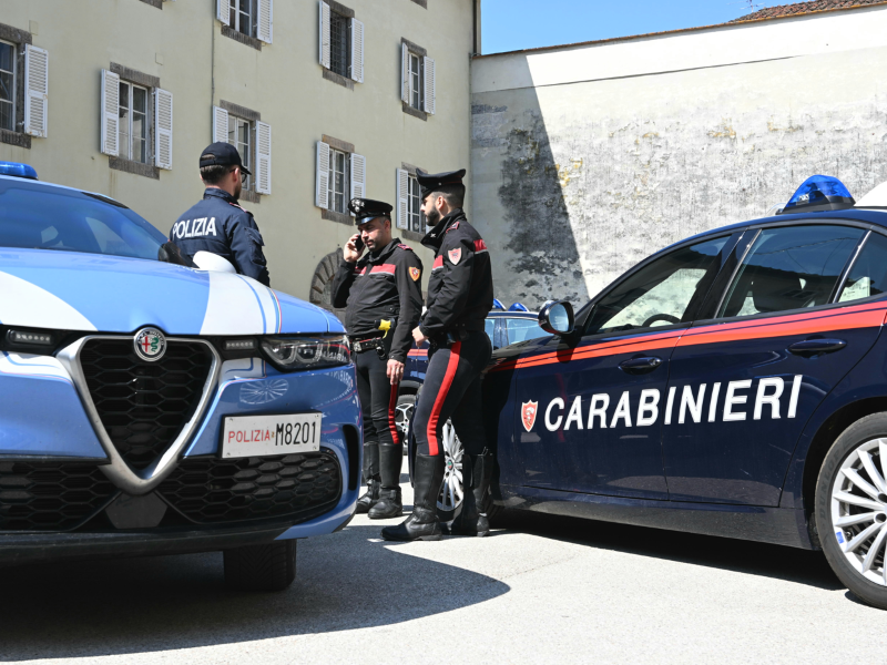 Lucca: Ventenne tenta di accoltellare un carabiniere e viene arrestato con l'intervento della Polizia di Stato