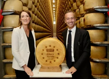 Metsola visita un caseificio DOP di Parmigiano Reggiano