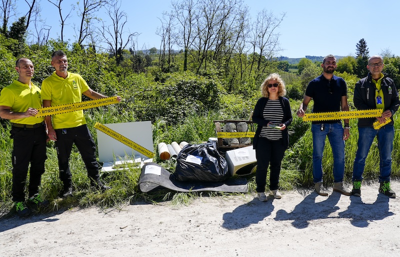Nel Chianti, la campagna di "guerrilla marketing" di Alia contro l'abbandono dei rifiuti: "È necessaria la collaborazione di tutti"