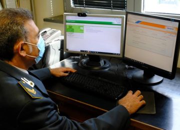 Oltre 3.500 souvenir sequestrati in un negozio di Lucca