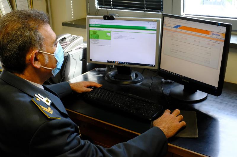 Oltre 3.500 souvenir sequestrati in un negozio di Lucca