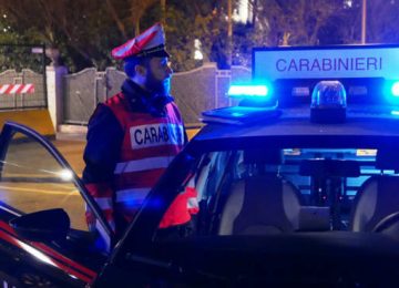 Persegue una donna e tenta di accoltellare il carabiniere che la difende: arrestato