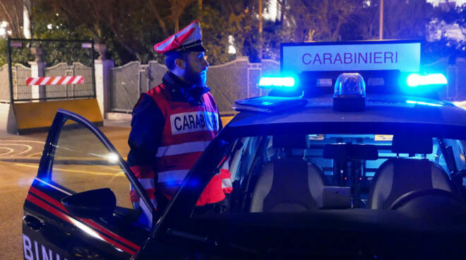 Persegue una donna e tenta di accoltellare il carabiniere che la difende: arrestato