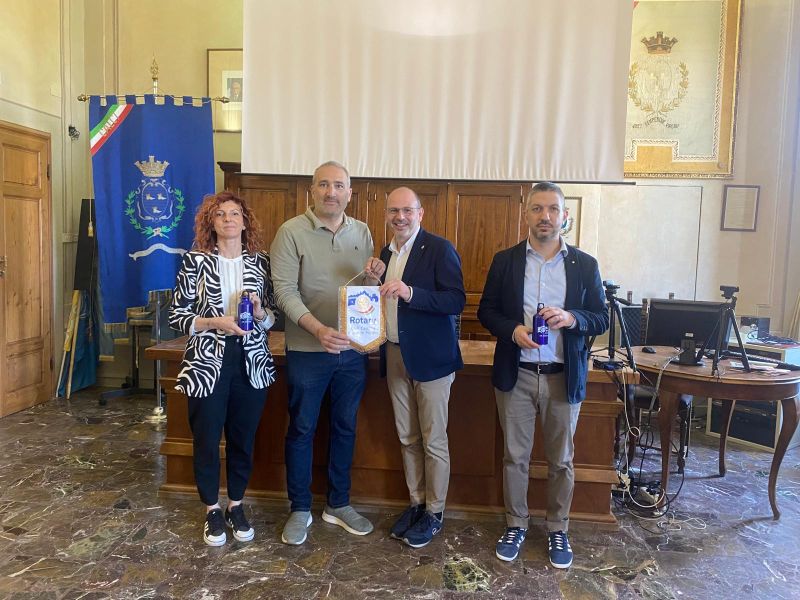 Plastic Free: borracce donate agli alunni della scuola elementare di Calci grazie al Rotary Club.