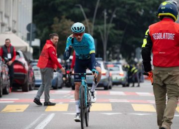 Primo trionfo italiano al Giro 2025: Scaroni conquista la 16ª tappa, secondo Italpress.