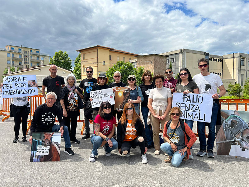 Protesta degli animalisti a Fucecchio: “Per un Palio senza animali”