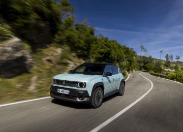 Renault 4 E-Tech Electric: l'auto compatta e versatile a zero emissioni