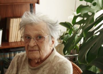 Signora Rosalba Ceselli spegne 100 candeline: gli auguri e l'omaggio del sindaco di Livorno