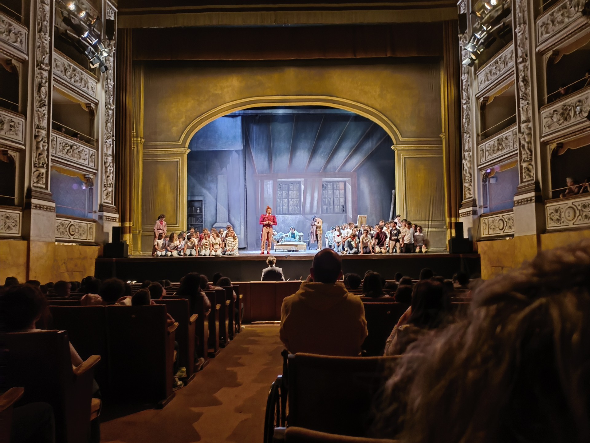 Studenti e studentesse del Sacchetti di San Miniato in scena al Teatro Verdi