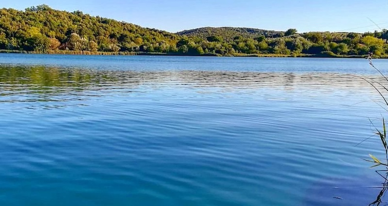 Tragedia al Lago dell'Accesa: giovane perde la vita annegando