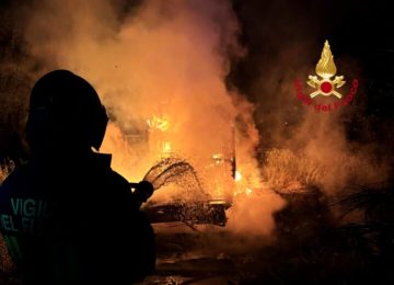 Un camper in fiamme parcheggiato in strada a Sesto Fiorentino