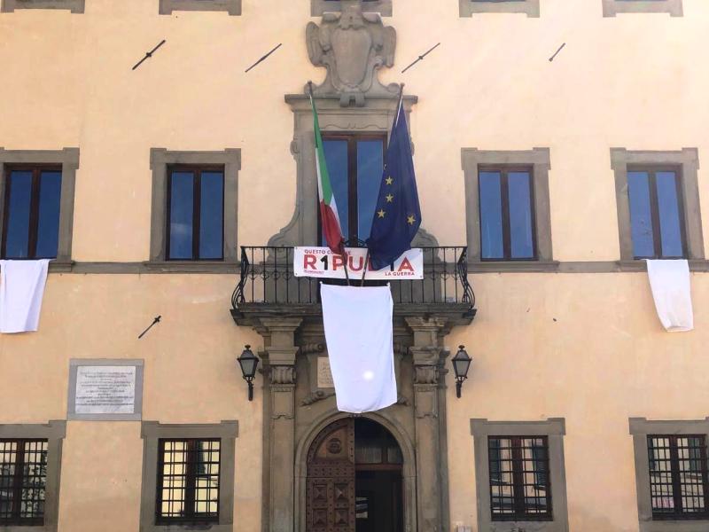 Vernio presenta un telo bianco per Gaza: "Oggi scegliamo la pace"