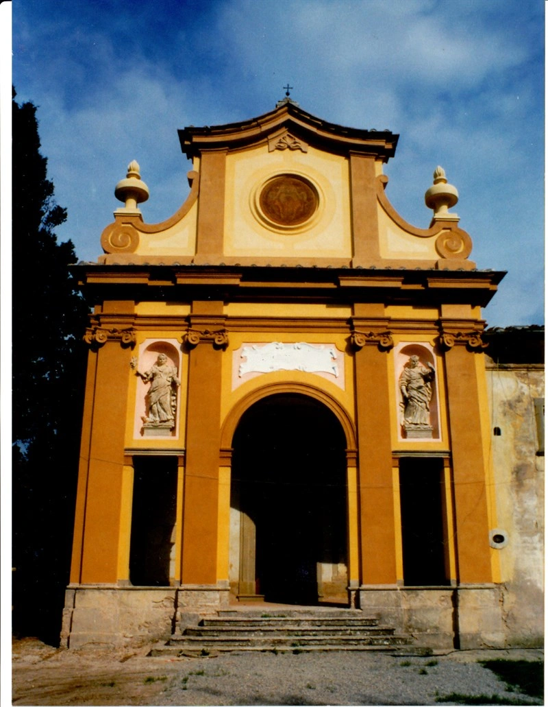 11 dicembre 1996. Interno della Badia di Vigesimo. Da sinistra don Alessandro Tucci, Prof. Niccolò Niccolai, Vasco Tortelli di spalle e Laura Stiattesi.