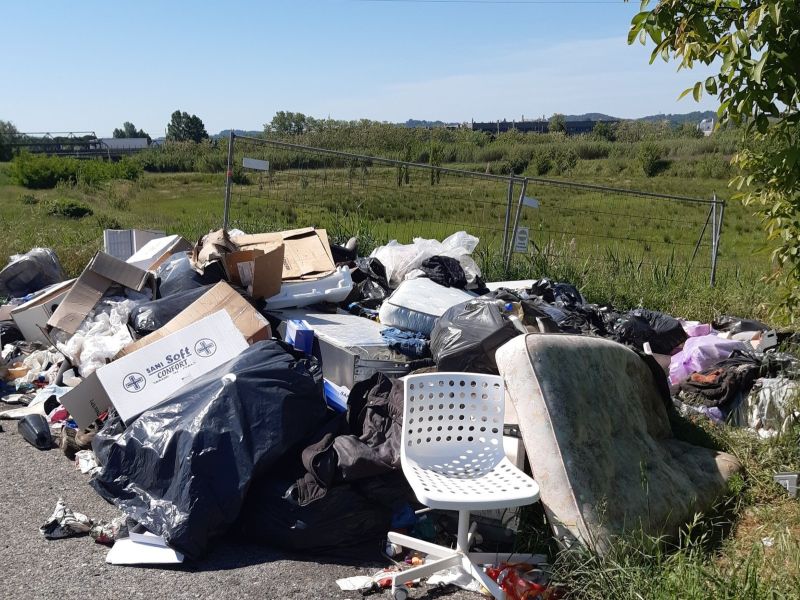 Nuovo caso di degrado ambientale a Ponte a Egola: rifiuti abbandonati lungo la strada