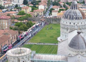 Conclusa a Pisa la decima tappa del Giro d'Italia: vittoria per l'olandese Hoole. Domani partenza da Viareggio.