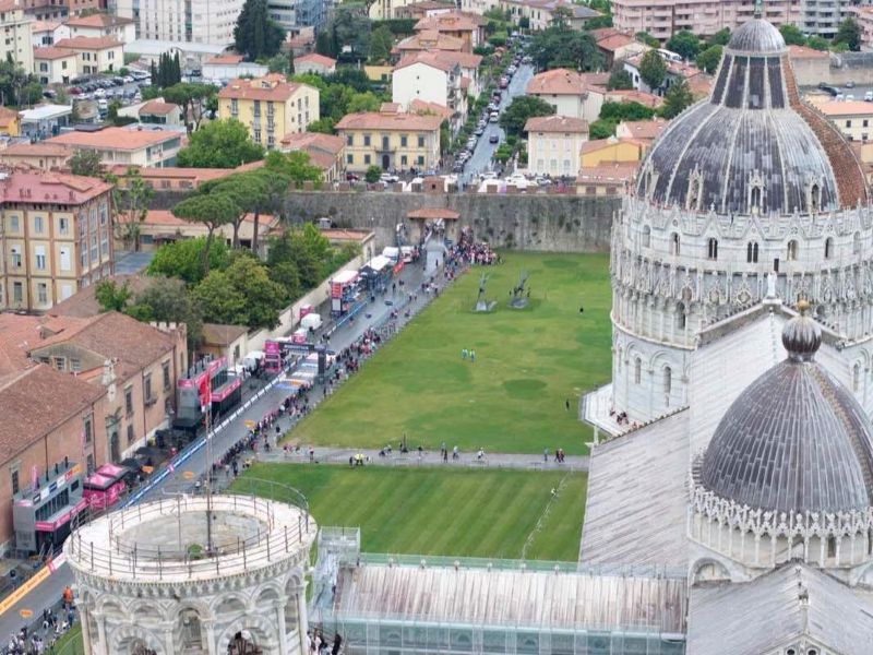 Conclusa a Pisa la decima tappa del Giro d'Italia: vittoria per l'olandese Hoole. Domani partenza da Viareggio.