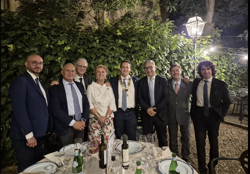 Personalità rotariana della provincia omaggiando Giacomo Volpi.