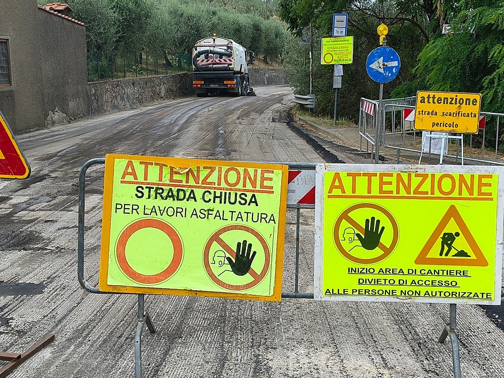 A Carmignano sono in corso i lavori di asfaltatura delle strade.