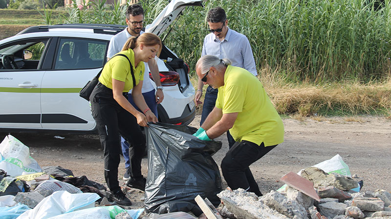 Abbandono di rifiuti: ispettori ambientali a Spicchio risalgono ai responsabili tramite documentazione.