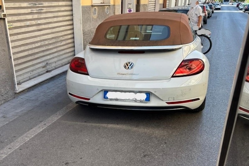 Auto in sosta irregolare ostacola il bus a Cascina