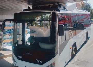 Autobus a metano bloccato in un sottopasso ferroviario a Grosseto, treni di nuovo in circolazione