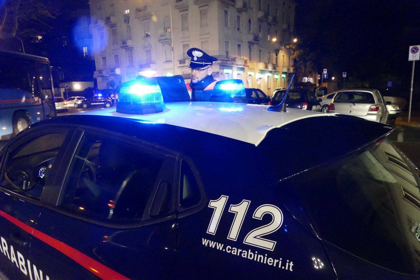 Cade da un muro di 6 metri a Castelfiorentino: fratture gravi e indagini in corso sulle cause, dopo una lite.