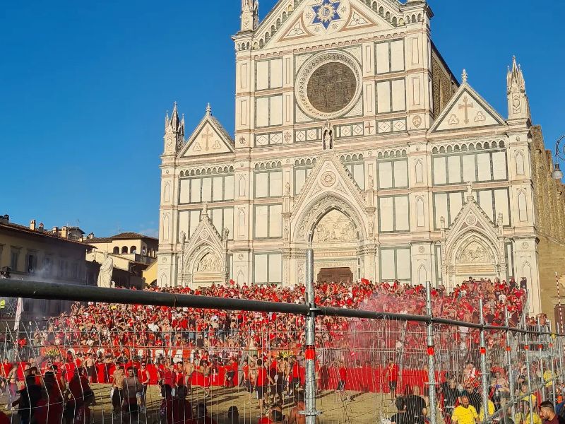 Calcio Storico: i Rossi trionfano in finale con una vittoria schiacciante