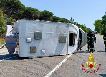 Camper ribaltato dopo un incidente: due feriti