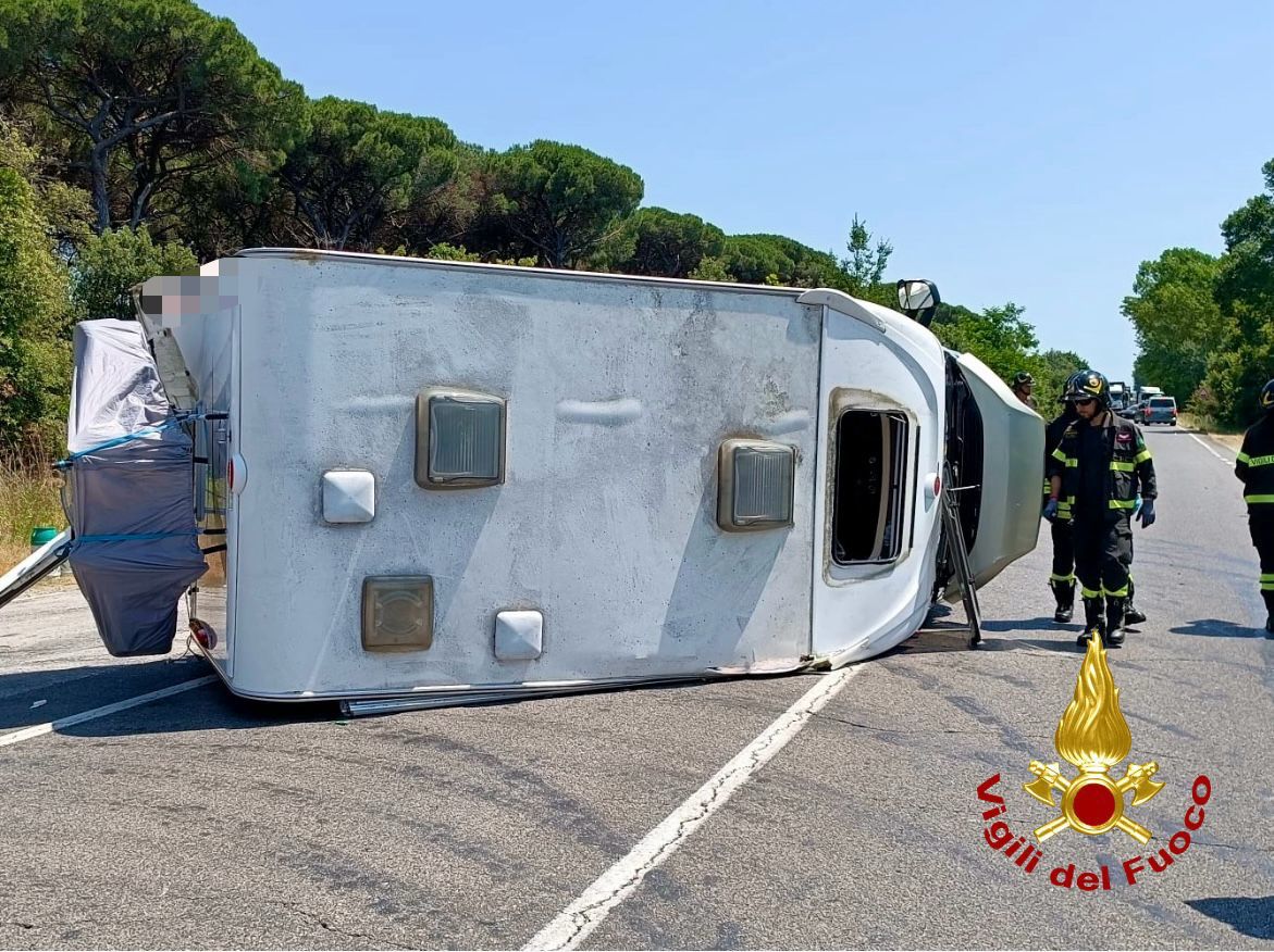 Camper ribaltato dopo un incidente: due feriti