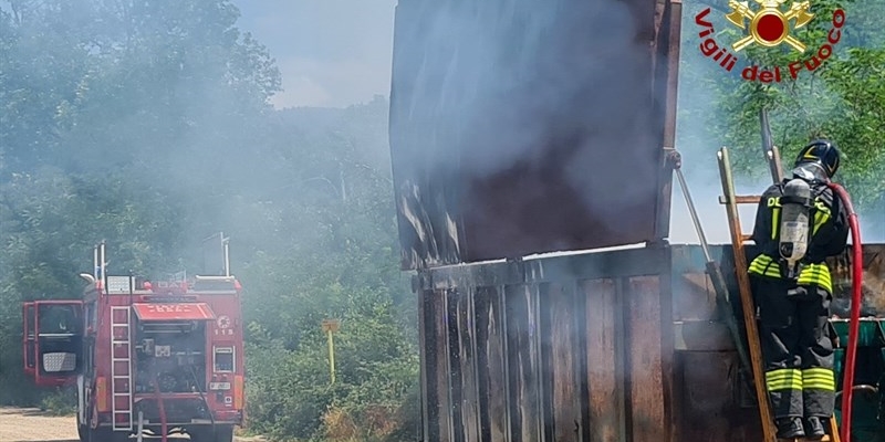 Container in fiamme in via Molin del Piano
