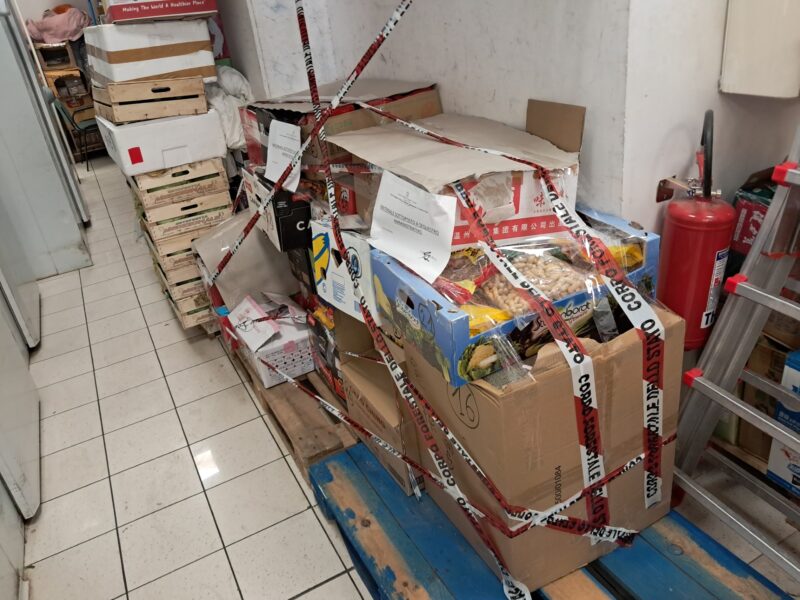 Controlli in un supermercato etnico a Prato: sequestri e multe
