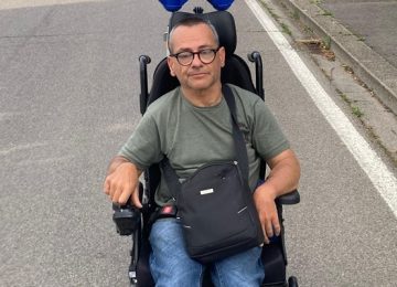 Disabile in carrozzina a Firenze: “Nessuno mi ascolta, manca l’assistenza”