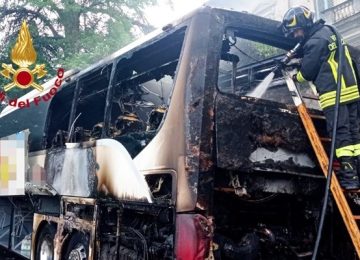 Firenze: Fiesole, bus turistico in fiamme in Via del Salviatino: nessun ferito