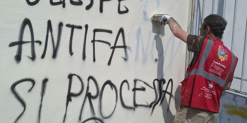 Firenze: La Fondazione degli Angeli del Bello ripulisce nuovamente la cappella di Villa il Casone, recentemente imbrattata.