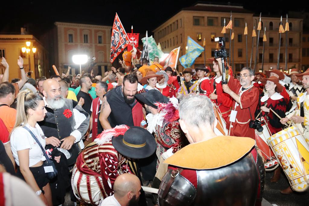 Gioco del Ponte: Mezzogiorno conquista il ponte di Mezzo